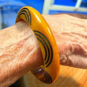 Vintage Bakelite with beautiful etched design! 1930s Bangle!